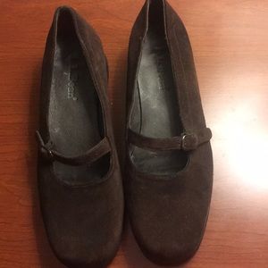 LL Bean ladies 8.5 Medium brown suede Mary Janes